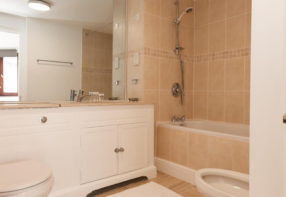 Spacious 1 Bed Mayfair With Balcony * Londra